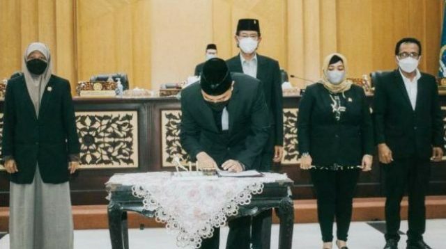Wali Kota Surabaya Eri Cahyadi menandakan penetapan Perubahan APBD Surabaya 2021, Rabu (29/9/2021) | Dok: Istimewa