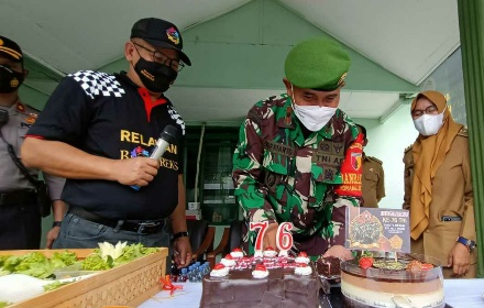 Mayor Chb Suprianto, Danramil 0831/05 Rungkut saat memotong kue HUT TNI ke-76, ditemani salah satu anggota Relawan Bodreks, Wahyu P. Kuswanda. | Foto : Ali Wafa