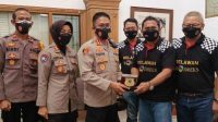 Penyerahan Cenderamata 'Jogo Suroboyo' oleh Relawan Bodreks kepada Kapolres Surabaya, Kamis (14/10/2021) | Foto: Ali Wafa